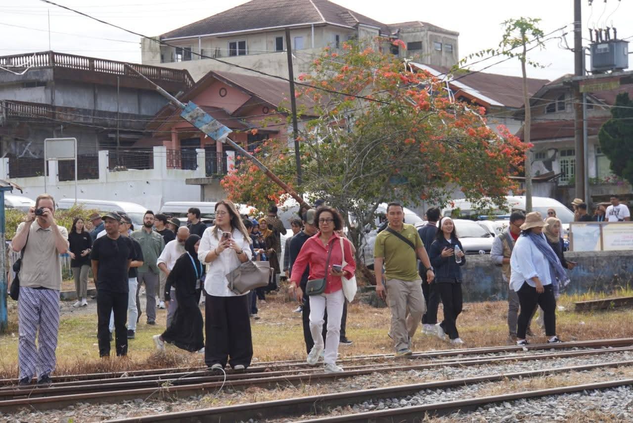 Rombongan delegasi dari 15 negara, saat mengunjungi stasiun kereta api Padang Panjang